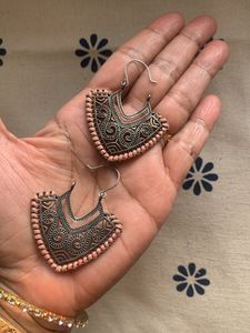 Jhumkaas