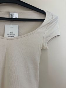 H&amp;M RIBBED SWEETHEART-NECK T-SHIRT