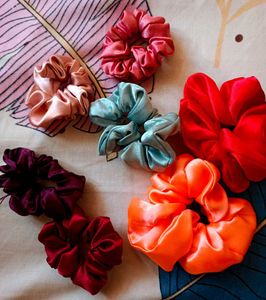 Satin Scrunchie Bundle And Apricot Scrub