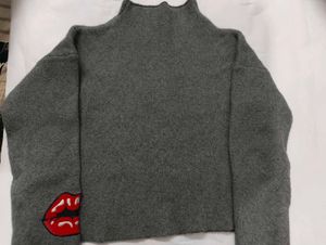 Gray knitted crop sweater with Lip patch