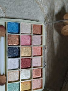 Eyeshadow Palette &amp; Brush Set