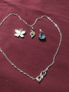 Necklace wiith Pendantqs