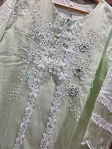 Beautiful 3 Piece Pakistani Suit