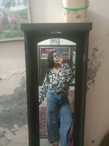 It' An Top Flowral Print With Chinched Sleaves