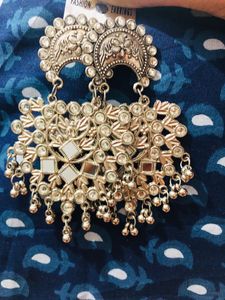 I’m Selling Earing