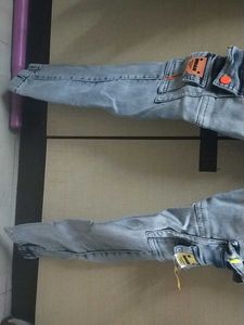 Trendy Light Wash Cargo Jeans