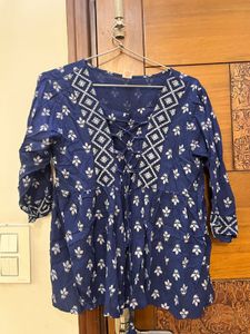 Women&#39;s Blue &amp; White Patterned short Kurti