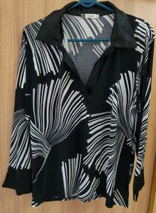 🇪🇸Chic Monochrome Abstract Print V-Neck Top