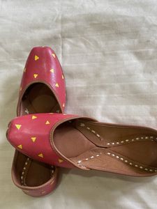 Red &amp; Yellow Triangle Juttis