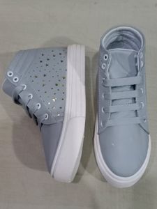 🆕 Fancy Female Shoe Size 5 👟