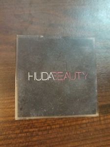 Huda Beauty Compact