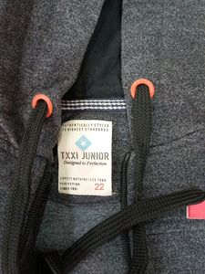 TXXI JUNIOR 3 Y BOYS/GIRLS SWEATER WITH HOODIE IN GOOD USABLE CONDITION