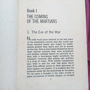 SCHOLASTIC  BOOKS- QUOTES BOOK, WORLD WAR BOOK&amp; BOOK OF HISTORIC SPEECH(3)