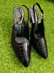 Chic Black Slingback Heels