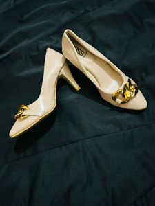 Beige heels with gold chain
