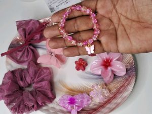 Combo Of 8 Pcs Hair Accessories 😍
