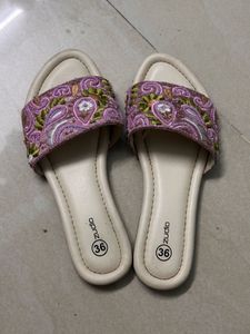 Zudio Embroidery Slipper