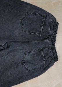 Unisex wide-leg distressed jeans.