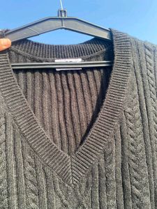 Minimal Black half sweater