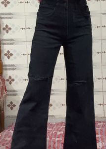 DISTRESSED JEANS