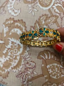 1 Set Of Bracelet