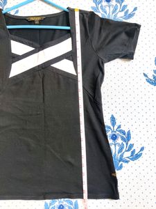 Black Clr Cotton Tshirt With Unique Neck Pattern