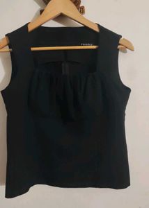 Sleeveless Black Blouson