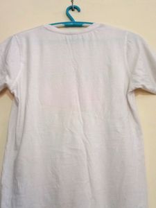 Women&#39;s White Round Neck  Tshirt