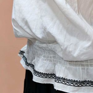 🤍 Boho Chic Peasant Top ! 🤍