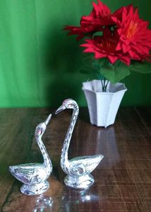 Swan Showpiece set in silver metal
