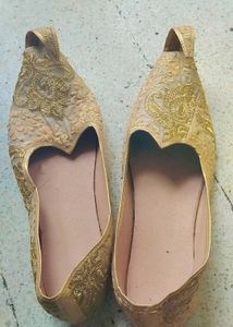 Embroidered Jutti