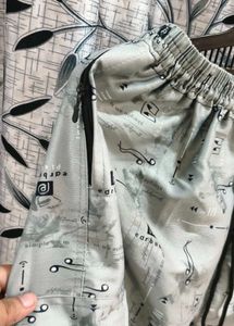 🩳 Men&#39;s Printed Lounge Shorts – Light Grey Tech P