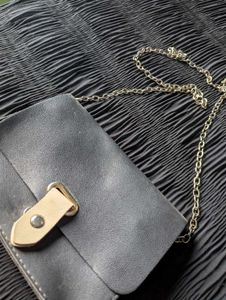 BLACK SLING BAG