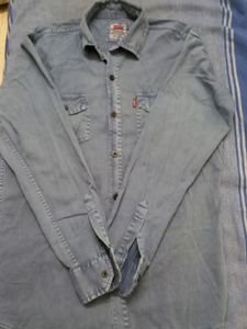 LEVI&#39;S DOUBLE POCKET GENTLY USED DENIM SHIRT.