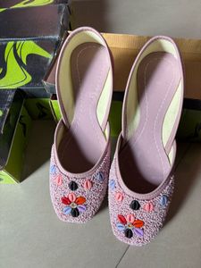Women Embroidered Pink Juttis