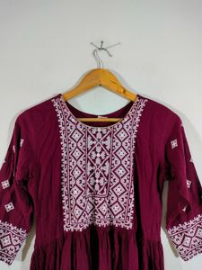 Burgundy Embroidery Kurta (Women&#39;s)