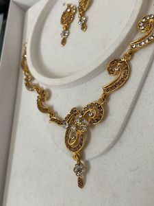 Neck Piece with earrings