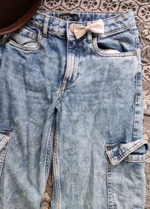 Girl&#39;s Light Wash Cargo Jeans