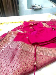 ✨ रॉयल बनारसी सिल्क साड़ी –🌸 गोल्डन ज़री बॉर्डर व
