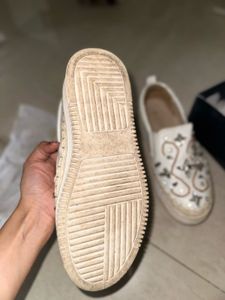 AJIO White Embellished Shoes