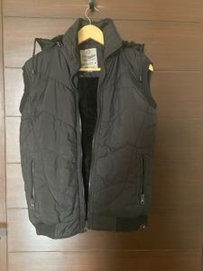 Men’s Sleeveless Puffer jacket (M)