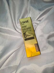 Lakme 9 To 5 Sunscreen