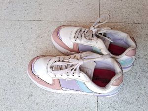 Stylish Women&#39;s Sneakers