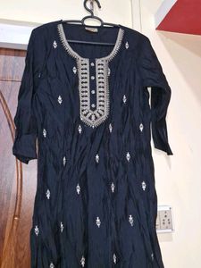 Elegant Black Embroidered Kurta | L