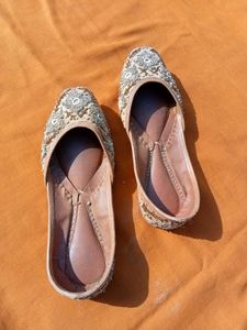 Embroidered Stone  Juttis