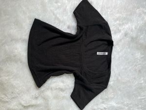 Simple Black Crop Tee