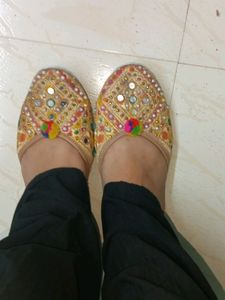 Beautiful Rajasthani Mojdi