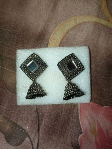 A Pair Of Elegant Mirror Jumka Set