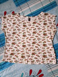 White Floral Print Crop Top Women's Tshirt 🌸🤍