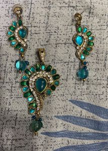 Six Earrings With One Pandle